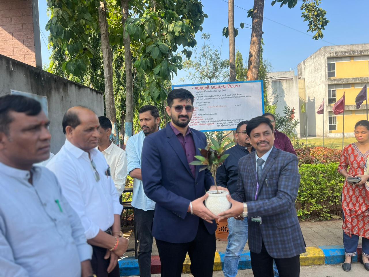 A modern robotics lab was inaugurated at Ukai Eklavya Model Residential School. JAYANT SING RATHOD (IAS) (PRAYOJANA VAHIVATDAR OFFICER was present at the event.