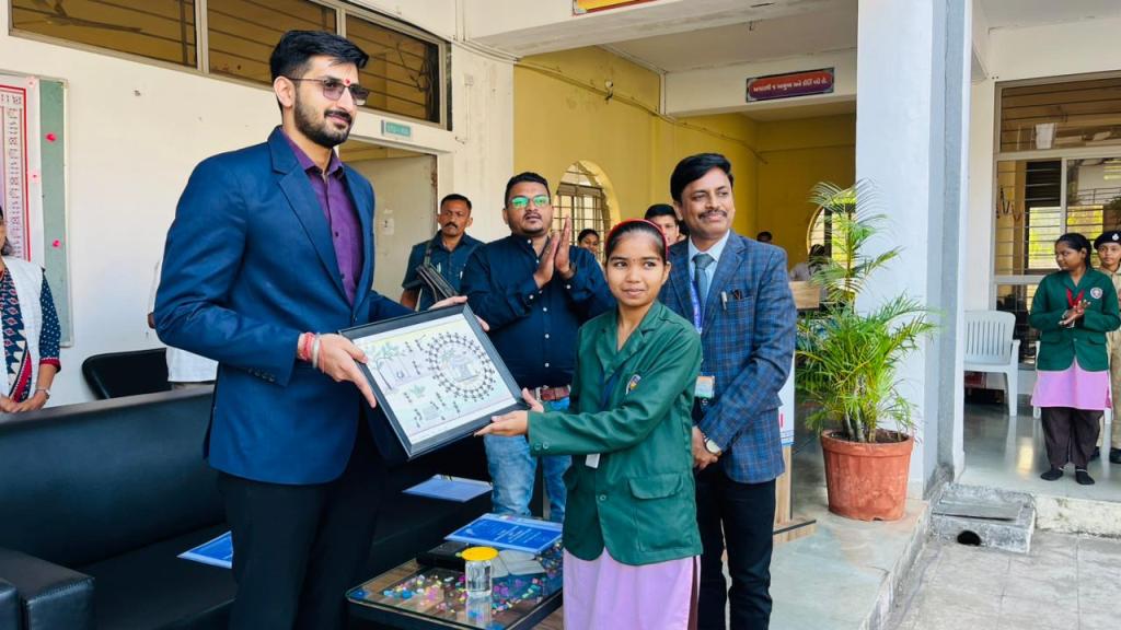 A modern robotics lab was inaugurated at Ukai Eklavya Model Residential School. The guests present at the event were given drawings prepared by the students of the school.
