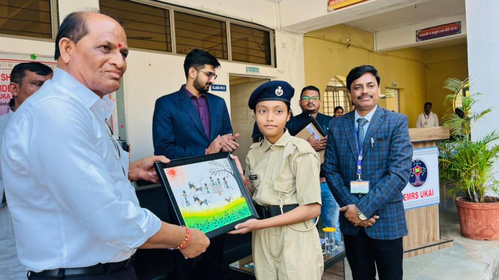 A modern robotics lab was inaugurated at Ukai Eklavya Model Residential School. The guests present at the event were given drawings prepared by the students of the school.